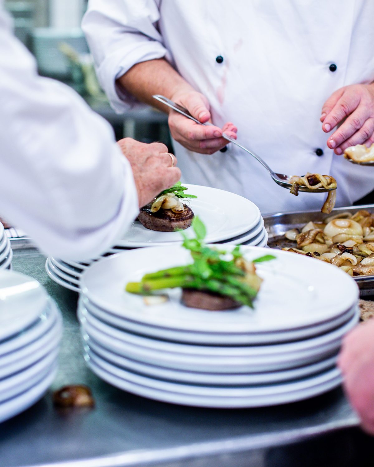 Cuisinier professionnel au travail dans une cuisine de restaurant
