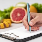 femme-ecrivant-et-fruit-flou